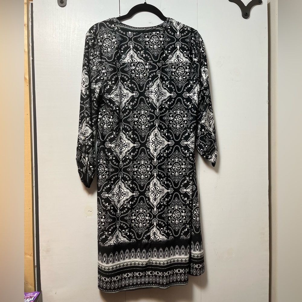 Black and white dress w/ 3/4 length sleeves